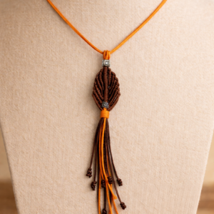 Collar de hoja tejida en macrame color naranja