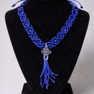 Collar celta tejido en macrame color azul