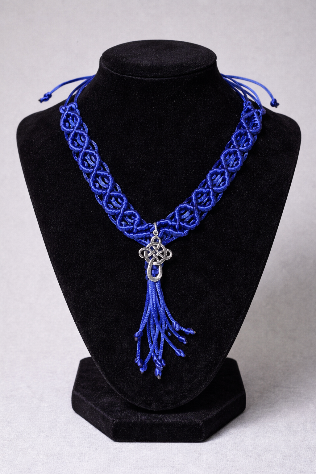 Collar celta tejido en macrame color azul