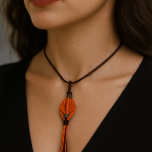 Collar de hoja tejida en macrame naranja – vista lateral