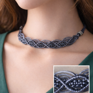 Gargantilla color gris plateado tejida en macrame