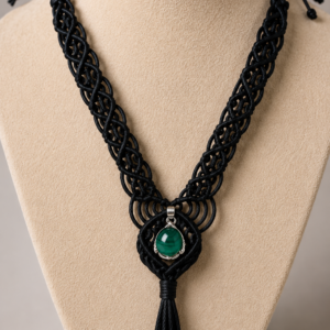 Collar color negro piedra verde