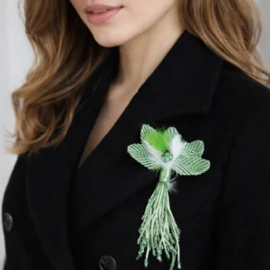 Pin o prendedor para sombrero o traje color verde palido