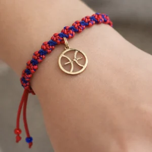 Manilla en hilo chino de 1mm colores azul y rojo con dije pisces color dorado