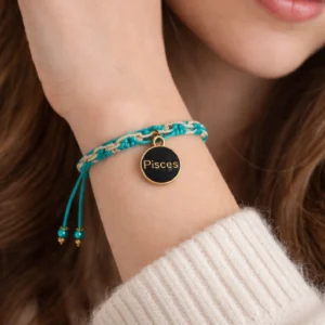 Manilla en hilo chino de 1mm colores azul y dorado con signo pisces en dije metalico