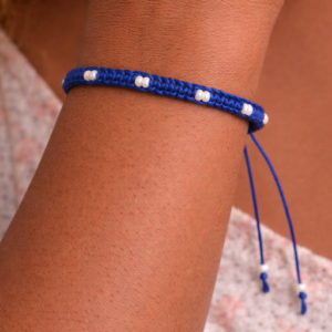 Manilla tejida en macrame color azul