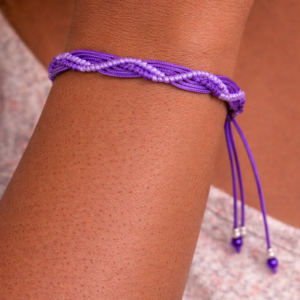 Manilla tejida en macrame color lila