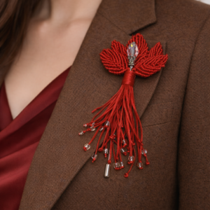 Prendedor color rojo en Macrame